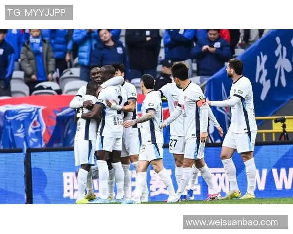 东京与上海申花激战正酣比分悬念迭起引发球迷热议